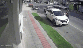 Mulher 'nasce de novo' ao escapar por pouco de colisão entre carros em Santa Catarina