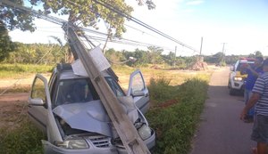 Carro colide contra poste em Paripueira e duas pessoas ficam feridas