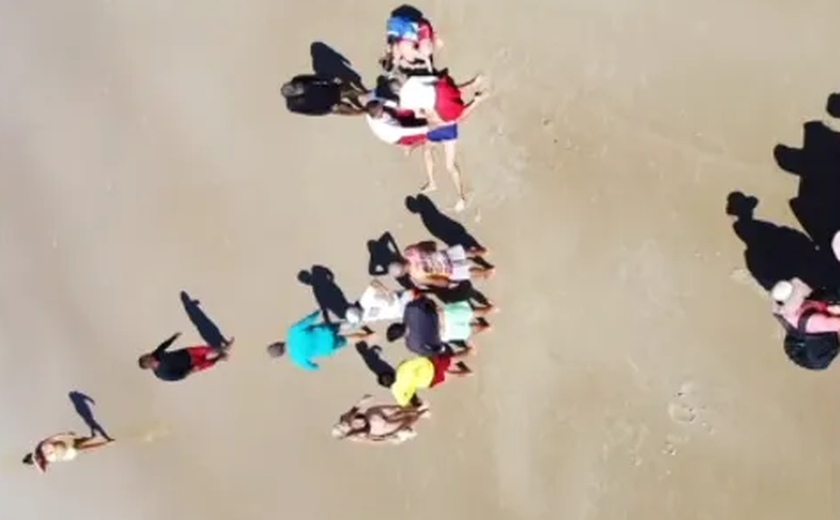 Homem e criança são resgatados no mar da Praia do Francês