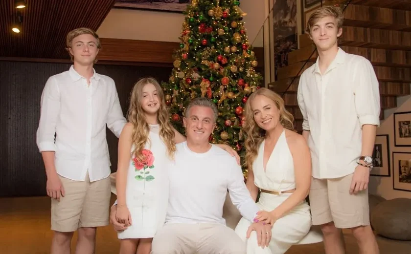 Luciano Huck e Angélica celebram Natal com retrato de família