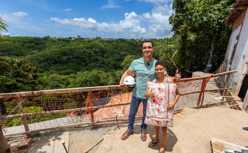 Prefeito JHC vistoria obra de contenção de encosta da parte alta de Maceió