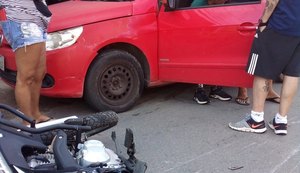 Vítima de colisão entre carro e moto é socorrida por agentes do Ronda no Bairro