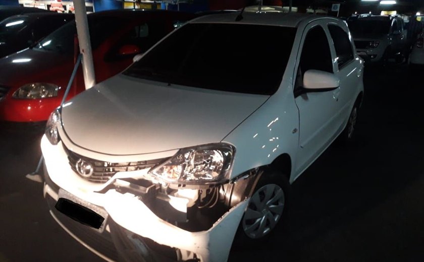 Motorista de caminhonete bate em carro estacionado dentro de supermercado e foge