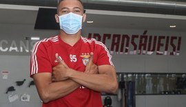 Santos e Palmeiras de olho em venda de Carlos Vinícius para o Manchester United