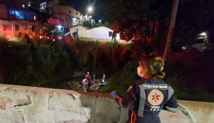 Motociclista perde equilíbrio da moto e cai em vala na Pitaguinha, em Maceió