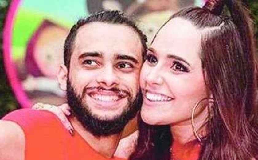 Marido de Perlla pede divórcio após afirmar que levou golpe da cantora