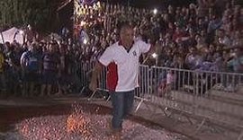 Fiel fica ferido ao tentar atravessar braseiro de fogueira