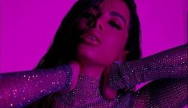 Anitta beija 24 homens e mulheres em novo clipe