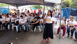 Ato de servidores e estudantes fecha entrada da Ufal e bloqueia trecho da BR-316