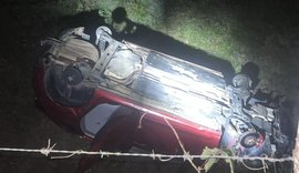 Acidente na 'Curva da Laranja': veículo capota na AL-210 e perde os quatro pneus