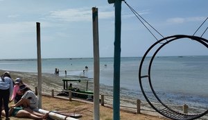 Estrutura de balanço cai e fere mulher na orla