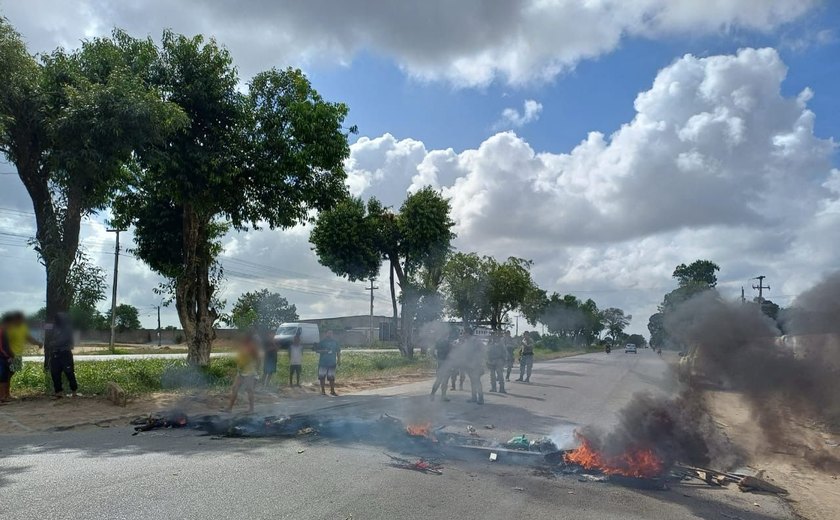 Protesto deixa via interditada entre Messias e Rio Largo