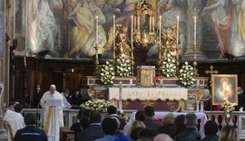 Papa diz que compartilhar bens 'não é comunismo, mas cristianismo' em missa com presos