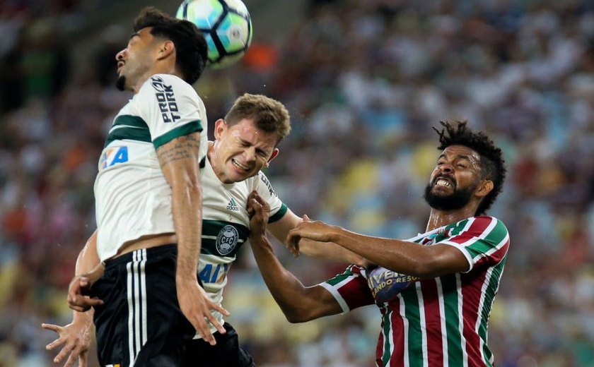 Zagueiro marca contra e a favor em empate entre Fluminense e Coritiba