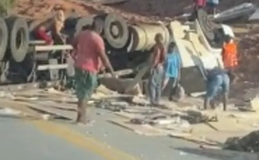 Carreta carregada de MDF tomba e deixa uma pessoa ferida Joaquim Gomes