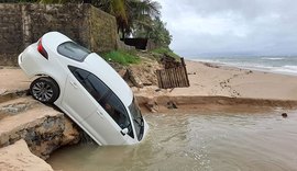 Carro cai na faixa de areia e fica parcialmente submerso em Garça Torta