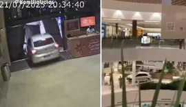 Carro invade shopping e circula pelos corredores de lojas