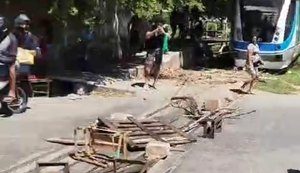 Moradores dos Flexais protestam por realocação