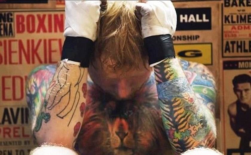 Ed Sheeran exibe suas mais de 60 tatuagens em novo videoclipe