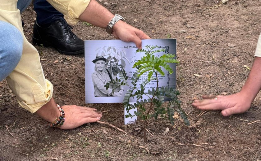 Semarh planta árvore em homenagem a Anita Studer