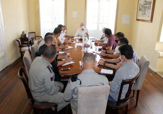 Prefeito Ronaldo Lopes orienta equipe sobre alerta para situação de cheia em Penedo