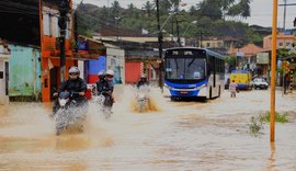 Com média de 100 mm de chuva em 12 horas, Defesa Civil de Maceió entra em alerta
