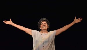 Museóloga Cármen Lúcia Dantas conduz visita guiada especial ao Teatro Deodoro