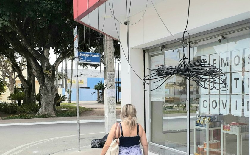Em Arapiraca, empresas de telefonia abandonam fios nas calçadas e prejudicam moradores