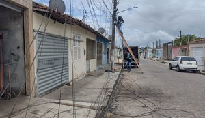 Incêndio em poste deixa fios de empresas de telefonia e internet caídos no chão
