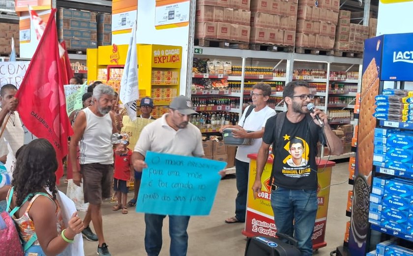 Manifestantes denunciam alta dos alimentos em supermercado na Serraria