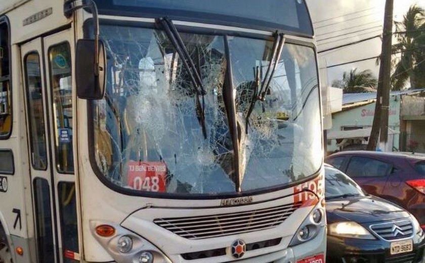 Ônibus atropela ciclista no Feitosa e é depredado por populares