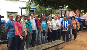 Vereadores Fábio Henrique e Léo comemoram entrega de tratores em Arapiraca