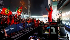 Carlos Sainz vence em Singapura, quebra sequência de Verstappen e rompe jejum da Ferrari