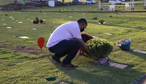 Atos religiosos e distribuição de rosas marcam o Dia de Finados