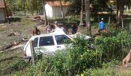 Carro colide em coqueiro na rodovia AL-101 Sul e condutora fica em estado grave