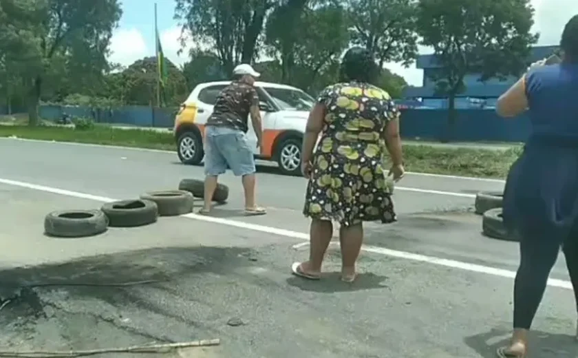 Moradores bloqueiam BR-104 em Rio Largo por falta de água