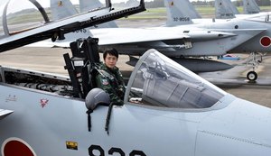 Militar de 26 anos torna-se a primeira mulher piloto de caça no Japão