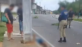 Sinais de embriaguez: motociclista fica ferido após colidir em poste no Bosque das Arapiracas