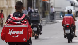 iFood anuncia reajuste de até 15% na taxa mínima paga aos entregadores