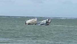 Grupo de pessoas usa barco de pesca e resgata catamarã que estava afundando na Ponta Verde
