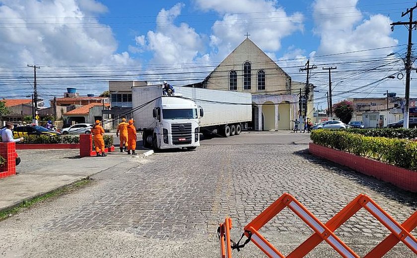 Saída de viaturas do Corpo de Bombeiros fica bloqueada após caminhão derrubar fios