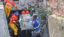 Operação Língua Suja retira geladeira do sistema de drenagem na Avenida Comendador Gustavo Paiva