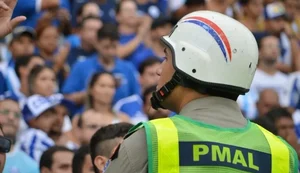 PM apreende três porretes dentro de veículo com torcedores do CRB