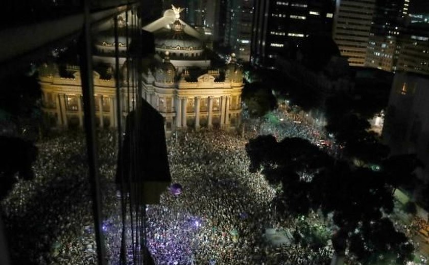 Atos no Brasil e em outros países homenageiam vereadora e pedem punição