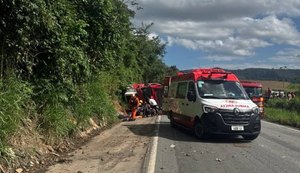 Caminhão tomba na BR-101 em Joaquim Gomes e motorista é levado ao HGE