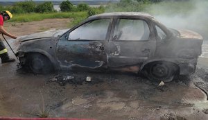 Vídeo: carro pega fogo na Santa Amélia e Bombeiros são acionados para controlar chamas