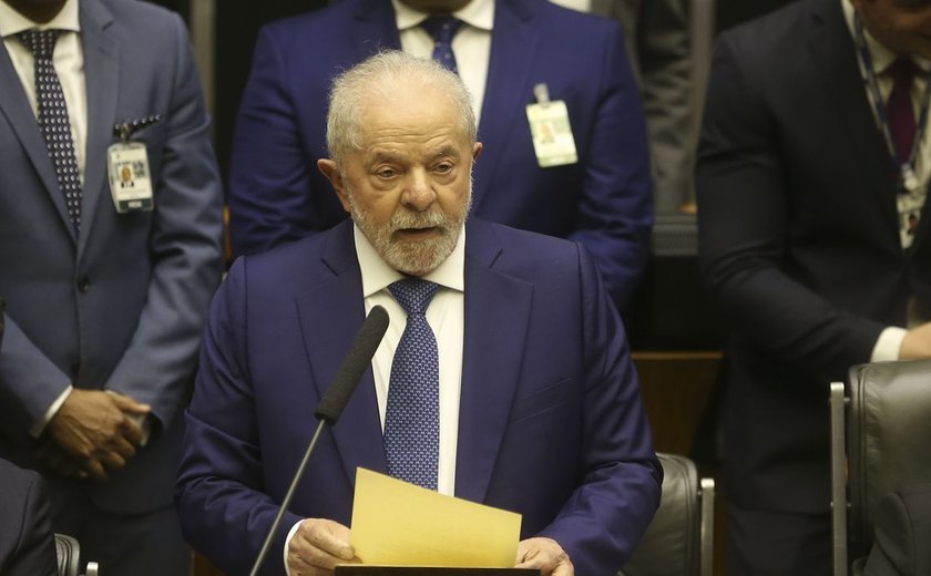 Em seu primeiro dia como presidente, Lula assina 52 decretos e 4 MPs