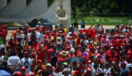 Multidão toma conta da Esplanada em domingo ensolarado na capital do país