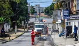 Rui Palmeira vistoria obra de recapeamento no bairro do Ouro Preto