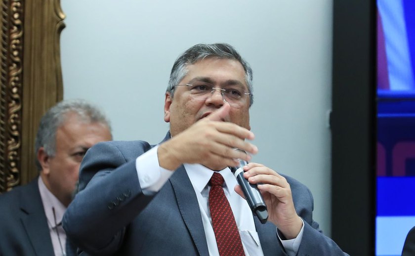 Ministro Flávio Dino exige de redes sociais retirada de mensagens de ameaça a escolas